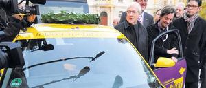 „Durchbruch“. Bundeswirtschaftsminister Brüderle (FDP) empfängt DBM-Chef Hannemann und dessen Elektroauto im Oktober 2010 nach der 600-Kilometer-Fahrt in Berlin.