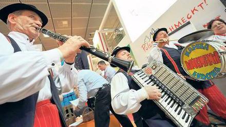 Polnische Kostproben. Volksmusik aus Pierikowiznie, Wurst von Znotnicka-Schweinen und Süßes aus Kajmak – all das wird in der Halle des Nachbarlandes auf der Grünen Woche geboten.