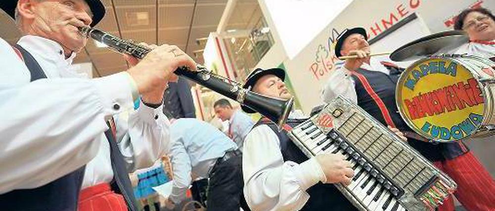 Polnische Kostproben. Volksmusik aus Pierikowiznie, Wurst von Znotnicka-Schweinen und Süßes aus Kajmak – all das wird in der Halle des Nachbarlandes auf der Grünen Woche geboten. 