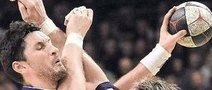 Kämpfen musste Fuchs Pettersson (l.) auch gegen Flensburg.