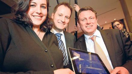 Vorurteile gegen Spiele abbauen wollen die Abgeordneten Dorothee Bär, Manuel Höferlin und Jimmy Schulz (v.l.n.r.). Foto: dapd