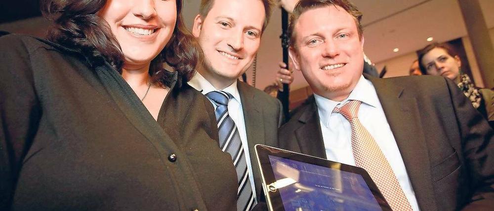 Vorurteile gegen Spiele abbauen wollen die Abgeordneten Dorothee Bär, Manuel Höferlin und Jimmy Schulz (v.l.n.r.). Foto: dapd