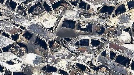 Verbrannt. Japanische Neuwagen, die eigentlich für den Export bestimmt waren, gingen am Wochenende im Hafen von Tokio in Flammen auf. 
