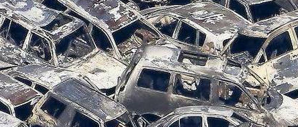 Verbrannt. Japanische Neuwagen, die eigentlich für den Export bestimmt waren, gingen am Wochenende im Hafen von Tokio in Flammen auf.