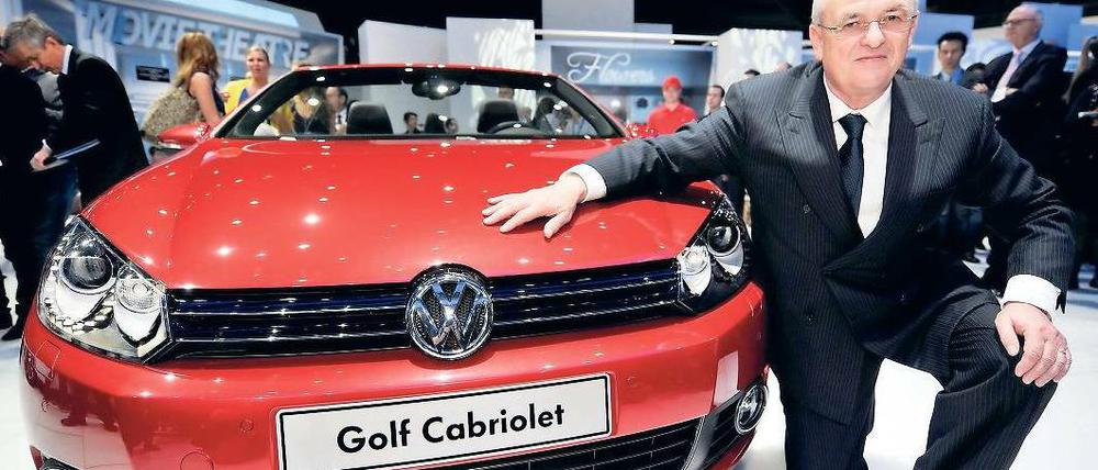Zum Hinknien. In Genf präsentiert VW-Chef Martin Winterkorn das neue Golf-Cabrio.