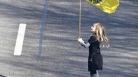 Richtungswechsel? Flaggenwechsel? Angesichts der Reaktorunfälle in Japan und schlechter Umfragewerte für die Landtagswahlen versucht die CDU jetzt eilig, neue Akzente zu setzen. 