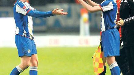 Zurück im Spiel. Christoph Janker (r.) rückt gegen Fürth wohl für Christian Lell in Herthas Startelf.