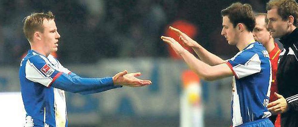 Zurück im Spiel. Christoph Janker (r.) rückt gegen Fürth wohl für Christian Lell in Herthas Startelf. 