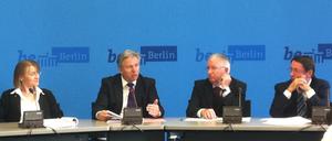 Berlins Bürgermeister Klaus Wowereit (2. v. l.) will 30 Millionen mehr für die Sicherheit an U-Bahnhöfen ausgegeben.