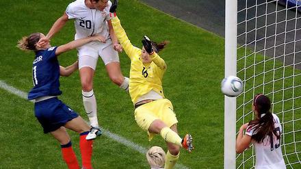 Finale im Blick. Abby Wambach köpft das 2:1 für ihr Team.