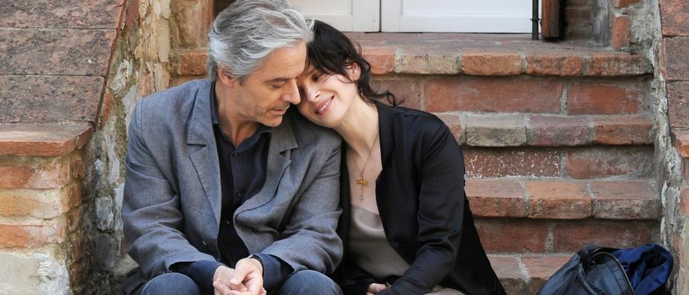 Frischverliebte? Oder Eheleute, die sich an ihre fernen Anfänge erinnern? William Shimell und Juliette Binoche lassen in „Die Liebesfälscher“ so manche Frage offen.