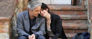 Frischverliebte? Oder Eheleute, die sich an ihre fernen Anfänge erinnern? William Shimell und Juliette Binoche lassen in „Die Liebesfälscher“ so manche Frage offen.