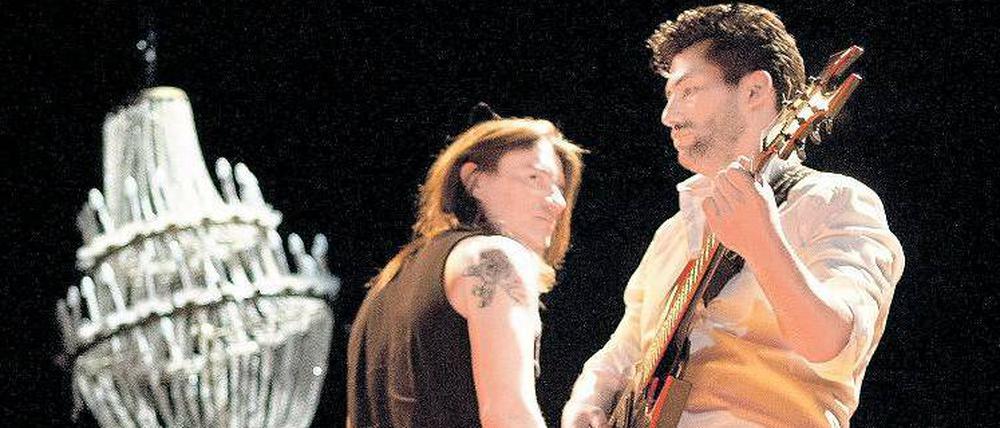Rock me, baby. Danny Bruder und Tamer Yigit in „Onkelz“.