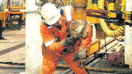 Unter dem Meer. Ein Arbeiter auf dem japanischen Spezialschiff „Chikyu“ bereitet einen Bohrer für den Einsatz vor. Die Chikyu kann sieben Kilometer tief in den Meeresboden bohren und kommt damit dem Erdmantel schon relativ nahe.