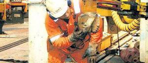 Unter dem Meer. Ein Arbeiter auf dem japanischen Spezialschiff „Chikyu“ bereitet einen Bohrer für den Einsatz vor. Die Chikyu kann sieben Kilometer tief in den Meeresboden bohren und kommt damit dem Erdmantel schon relativ nahe. 