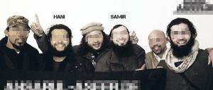 Siegerpose. Freudig strahlend präsentierten sich die aus der U-Haft entlassenen Terrorverdächtigen mit Gesinnungsfreunden im Internet – hinter einem Banner, das für eine Website mit islamistischer Hetze wirbt.