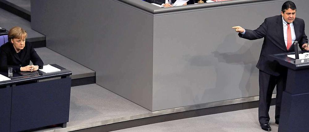 Kein Blickkontakt und dennoch weiß SPD-Chef Gabriel (l.), auf wen er zeigen muss. Kanzlerin Merkel erträgt es mit stoischer Ruhe.