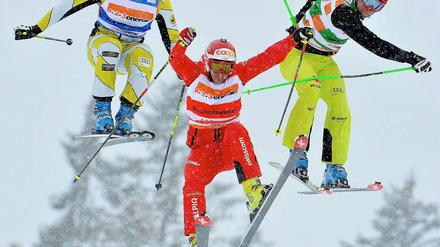 Der Kanadier Nik Zoricic (l.), der Schweizer Armin Niederer (m.) and der Deutsche Simon Stickl (r.) bei einem Rennen in Bischofswiesen.