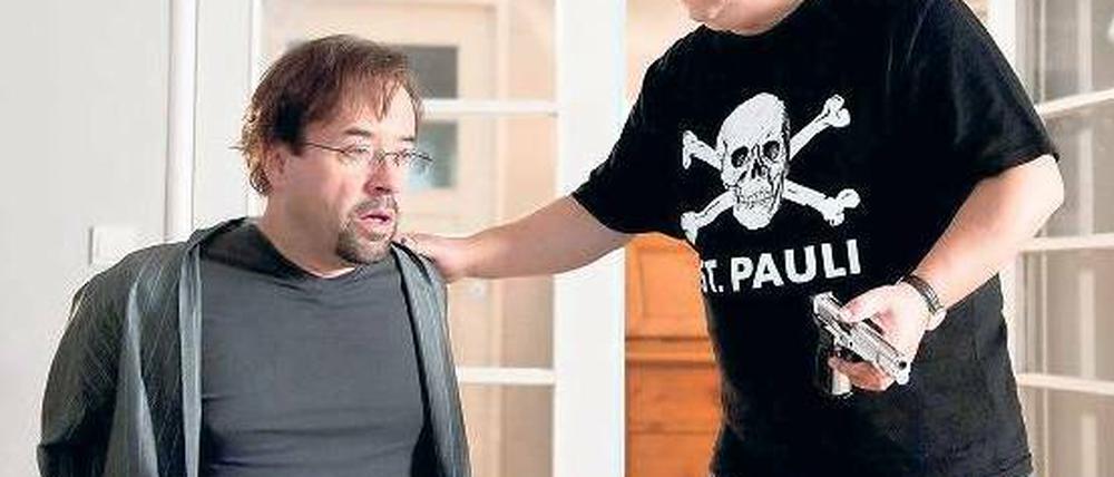 Nur knapp kann Kommissar Thiel (Axel Prahl, rechts) den snobistischen Boerne (Jan Josef Liefers) vor Schlimmerem bewahren. Da vergehen dem Mediziner die Späße. Foto: WDR