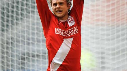 Der Düsseldorfer Ken Ilsö feiert sein Tor zur 2:1-Führung.