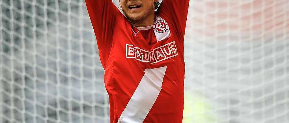 Der Düsseldorfer Ken Ilsö feiert sein Tor zur 2:1-Führung.