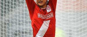 Der Düsseldorfer Ken Ilsö feiert sein Tor zur 2:1-Führung.