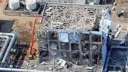 Eines der geborstenen Dächer des Atomkraftwerks Fukushima Daiichi. Nach dem totalen Stromausfall sind drei Reaktoren und vier Brennelementebecken außer Kontrolle geraten. Und noch immer gibt es keine geschlossenen Kühlkreisläufe in dem havarierten Kraftwerk. 