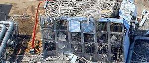 Eines der geborstenen Dächer des Atomkraftwerks Fukushima Daiichi. Nach dem totalen Stromausfall sind drei Reaktoren und vier Brennelementebecken außer Kontrolle geraten. Und noch immer gibt es keine geschlossenen Kühlkreisläufe in dem havarierten Kraftwerk. 