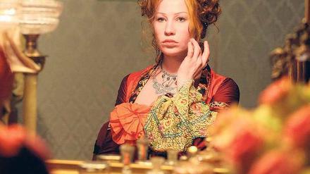 Vom Volk fürs Volk. Getragen von Mundpropaganda gelingt es Adele Spitzeder (Birgit Minichmayr), im Boom der Gründerjahre ihre famose „Bank“ aufzubauen. Foto: BR