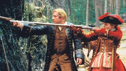 Gleichberechtigung, oder es knallt! Szene aus dem französischen Abenteuerfilm „Pakt der Wölfe“ von 2001. Foto: Cinetext
