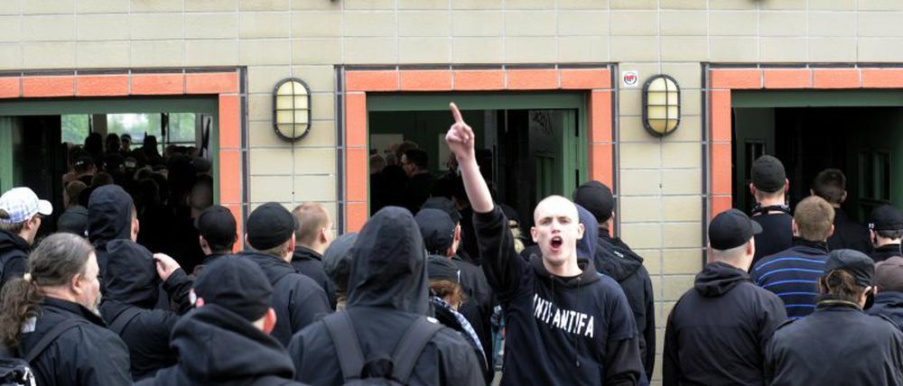 Am 1. Mai 2010 wollten rund 700 Neonazis vom S-Bahnhof Bornholmer Straße zur Schönhauser Allee ziehen. Durch Proteste kamen sie nur wenige hundert Meter weit. 