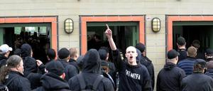 Am 1. Mai 2010 wollten rund 700 Neonazis vom S-Bahnhof Bornholmer Straße zur Schönhauser Allee ziehen. Durch Proteste kamen sie nur wenige hundert Meter weit. 