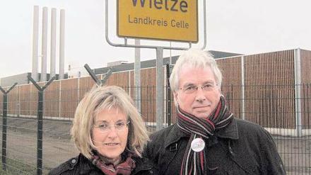 Mast und Masse. Bauer Eickhoff(re.) vor seinem "gläsernen Betrieb".