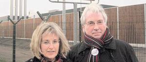 Mast und Masse. Bauer Eickhoff(re.) vor seinem "gläsernen Betrieb".