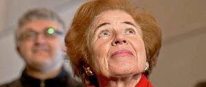 Bildungsreise in den Osten. Beate Klarsfeld besucht am Freitag die Neue Synagoge in Dresden.