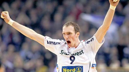 Nationalspieler Holger Glandorf jubelt mit seiner Mannschaft SG Flensburg-Handewitt nach dem Sieg über den amtierenden MEister aus hamburg.