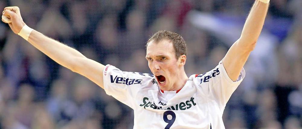 Nationalspieler Holger Glandorf jubelt mit seiner Mannschaft SG Flensburg-Handewitt nach dem Sieg über den amtierenden MEister aus hamburg.