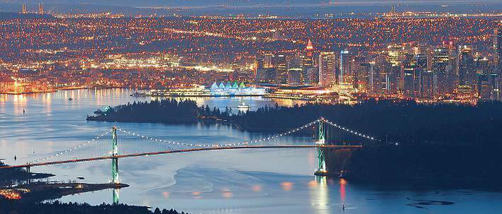 Stadt, Land, Frust. Es war so schön in Vancouver. Doch das alte Leben ist kein Schuh, in den man einfach so schlüpfen kann, wenn man ihn länger nicht mehr getragen hat. Was bleibt, sind die Erinnerungen an eine unwiederbringliche Zeit. Und Fotos, die Jacqueline (unten auf dem Thron) mit Freunden zeigen. Fotos: Reuters, privat