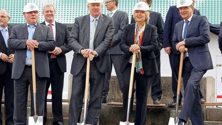 Der Ehrenspielfuehrer der Nationalmannschaft, Uwe Seeler (v.l.), Dortmunds Oberbuergermeister Ullrich Sierau (SPD), die nordrhein-westfaelische Ministerpraesidentin Hannelore Kraft (SPD) und der Praesident des Deutschen Fussball-Bundes Wolfgang Niersbach nehmen in Dortmund den Spatenstich für den Bau des DFB-Fussballmuseums vor. 
