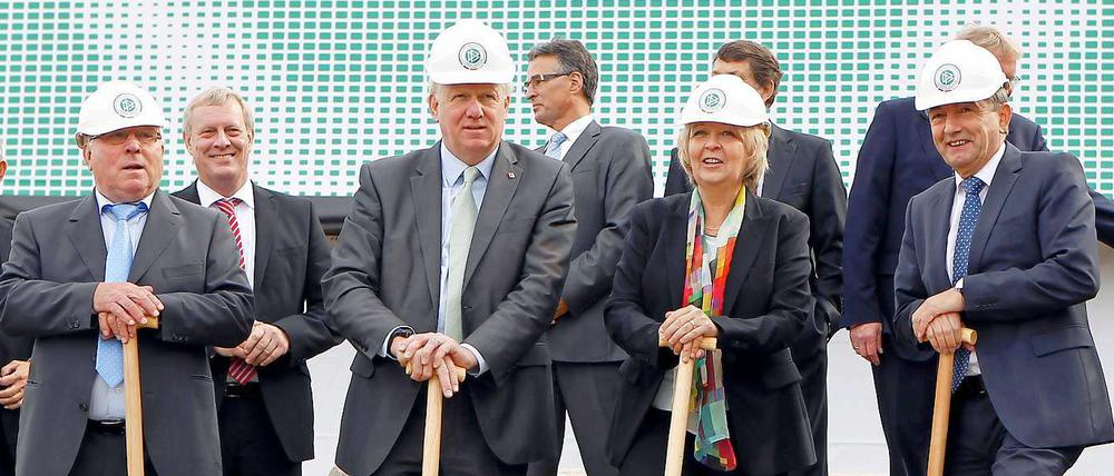 Der Ehrenspielfuehrer der Nationalmannschaft, Uwe Seeler (v.l.), Dortmunds Oberbuergermeister Ullrich Sierau (SPD), die nordrhein-westfaelische Ministerpraesidentin Hannelore Kraft (SPD) und der Praesident des Deutschen Fussball-Bundes Wolfgang Niersbach nehmen in Dortmund den Spatenstich für den Bau des DFB-Fussballmuseums vor. 