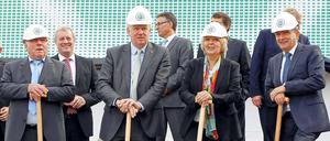 Der Ehrenspielfuehrer der Nationalmannschaft, Uwe Seeler (v.l.), Dortmunds Oberbuergermeister Ullrich Sierau (SPD), die nordrhein-westfaelische Ministerpraesidentin Hannelore Kraft (SPD) und der Praesident des Deutschen Fussball-Bundes Wolfgang Niersbach nehmen in Dortmund den Spatenstich für den Bau des DFB-Fussballmuseums vor.