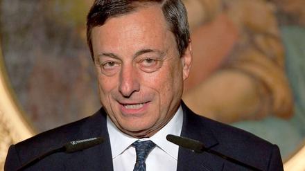 Mario Draghi. Der EZB-Präsident laviert sich genauso durch, wie es die Politik tut.