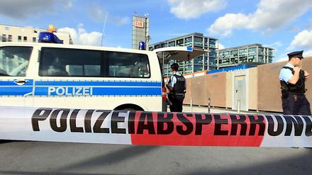 Zweimal an einem Tag musste die Polizei stark frequentierte Plätze wegen herrenloser Gepäckstücke sperren. 
