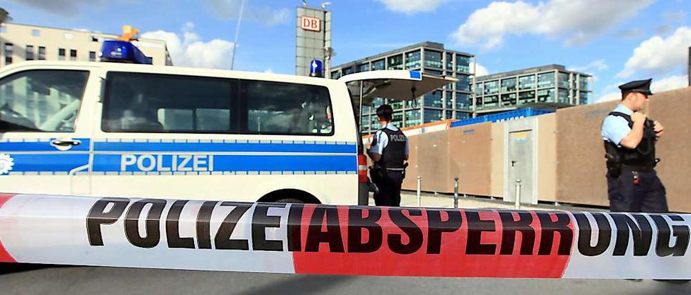 Zweimal an einem Tag musste die Polizei stark frequentierte Plätze wegen herrenloser Gepäckstücke sperren. 