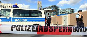 Zweimal an einem Tag musste die Polizei stark frequentierte Plätze wegen herrenloser Gepäckstücke sperren.