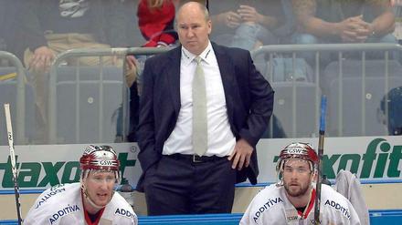 Viel Platz auf der Bank: Eisbären-Trainer Drainer Don Jackson, hier beim Spiel in Köln vor rund einem Jahr muss gegen die Haie ohne acht Spieler auskommen.
