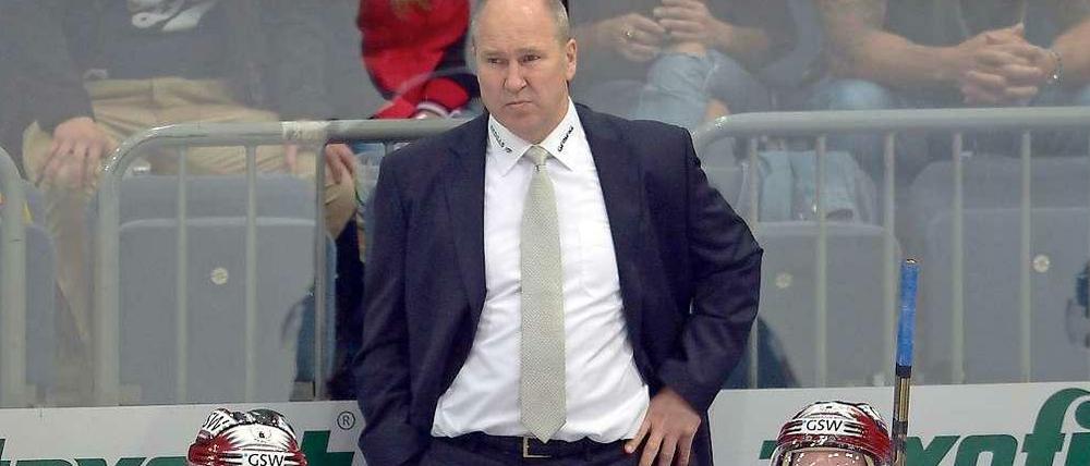 Viel Platz auf der Bank: Eisbären-Trainer Drainer Don Jackson, hier beim Spiel in Köln vor rund einem Jahr muss gegen die Haie ohne acht Spieler auskommen.