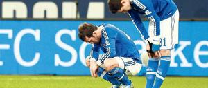Kopf runter. Christian Fuchs (links) und Julian Draxler nach einer desolaten Schalker Vorstellung. Foto: dpa