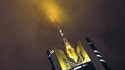 Dunkle Zeiten. Wie die Commerzbank sparen viele Banken vor allem beim Personal. 