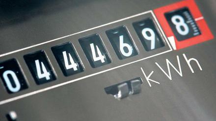 Der Zähler tickt. Für jede verbrauchte Kilowattstunde Strom bezahlen Verbraucher auch eine Abgabe, um mehr Solar-, Biogas- und Windkraftwerke zu bauen. Foto: Jens Büttner/dpa